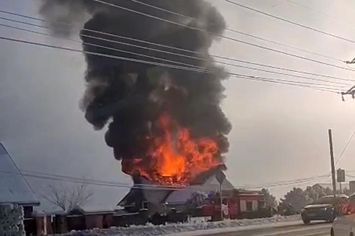 В Саяногорске горит дом по Почтовой 